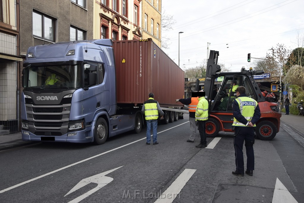 LKW gegen Bruecke wegen Rettungsgasse Koeln Muelheim P27.JPG - Miklos Laubert